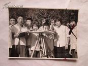 安徽日报社流出七十年代照片原稿之146（后有文字注解--固镇县湖沟中学同学们在校外进行实地测绘）