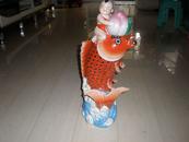 红色官窑雕塑瓷：大型福娃送寿桃送鱼年年有余瓷雕
