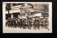 民国时期街道上贵族葬礼仪仗队人们原版老照片 相片带泛银