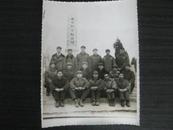 老照片，多人穿军大衣在革命烈士纪念碑下拍照