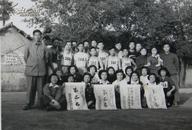 老照片：“中国第二机械工会上海工作…”体育运动员合影，墙上标语“中国和苏联牢不可破的友好同盟万岁”1954年【陌上】