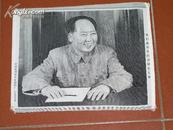 *****期间的丝织画像： 《我们最敬爱的领袖毛主席》（27*32厘米，98品）