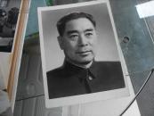 周总理照片一张（和书在一起）