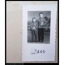 1967年时期老照片、、小兄妺俩胸戴毛主席像章、手捧毛泽东文选合影照、、8X5CM