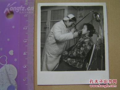 老照片【50年代，医院五官科给女病人检查】