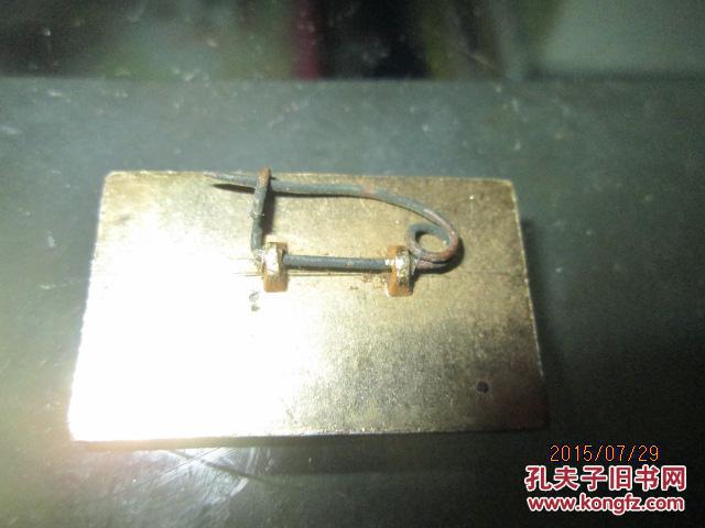 毛主席像章：东方红毛主席万岁3*1.9CM