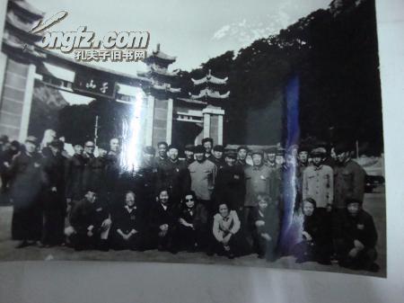 老照片【几十个老年人于千山门口