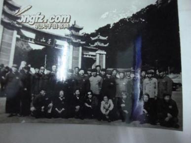 老照片【几十个老年人于千山门口