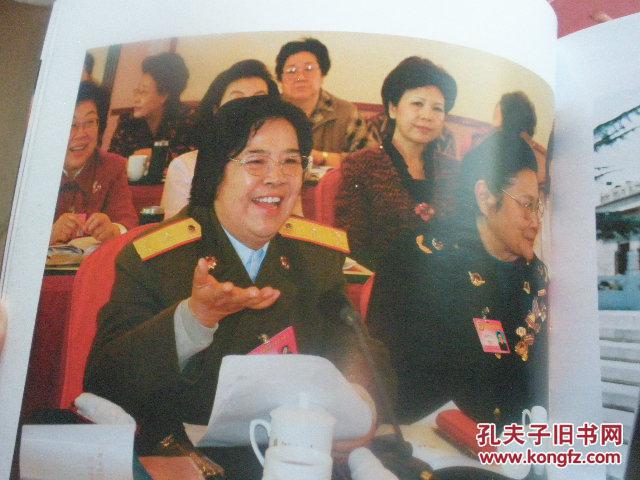 【石炎岭签赠本 附名片一张】中国政协全国两会摄影作品专集  光影瞬间聚风采