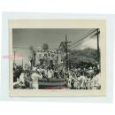 民国1945年9月在美华人华侨庆祝二战抗战胜利暨日本无条件投降共计三张，热闹的街头舞狮南狮游行，上海五马路瑞昌造“石X子”