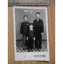 70年老照片：国庆留念  3位少年（儿童）合影 其中一男孩戴毛像章
