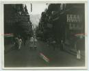 1947年10月香港的街道街景，摄影业比较发达，临近的就有福安（照片）冲晒，真善美摄影室照相馆等， 其他可见商业英文夜学学校，光华公司，梁财记建筑装修