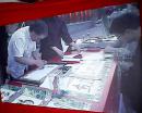 邳州民间艺人在创作龙凤花鸟字（喷绘图片：宽142厘米，高76厘米）