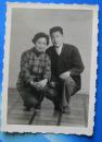老照片：夫妻结婚照，两人蹲在地上，少见！【上海市第一师范学校美女系列】