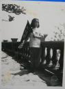 老照片（10）：1953年，无锡蠡园。小女孩，持上海“益记兴”纸号（纸业大王旅沪徽州婺源人詹沛霖创设）三角旗《收藏——放飞好心情——系列》