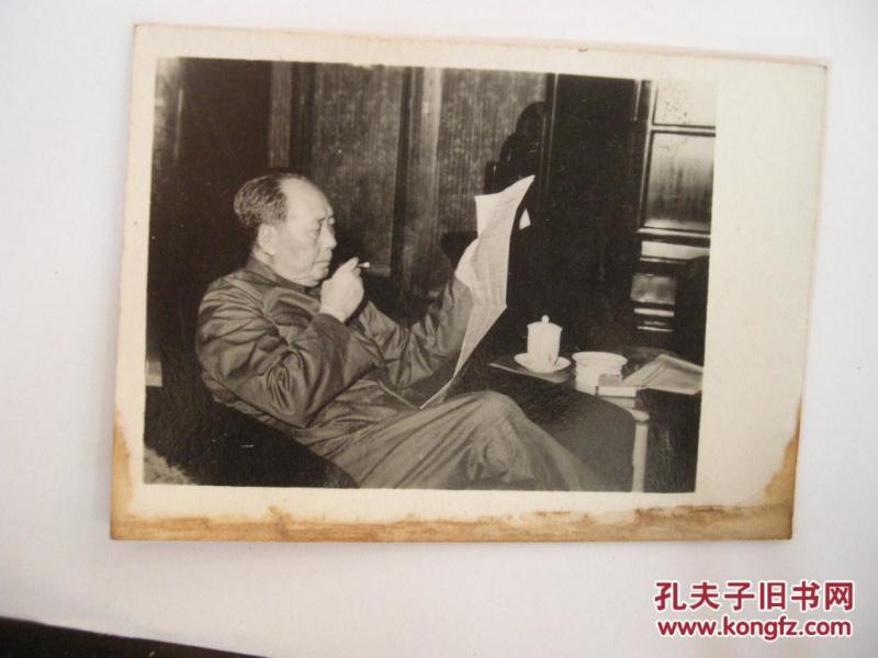 老照片 抽烟读报的毛主席