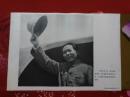 一九四五年八月  抗日战争胜利后  为实现和平建国的方针  毛主席亲自赴重庆和国民党谈判