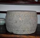 清代青石石鼓，口径19厘米，高12.5厘米，残缺是建筑之用，古人有意为之。