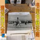 黑白照片     青海玉树藏族自治州藏族骑手在表演骑马