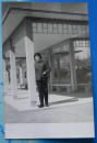 **老照片（86）：戴毛主席像章《上海美女知青王桂兰、建东夫妇系列》