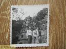 八十年代老照片：孤山塔前三姐妹（附底版一张）