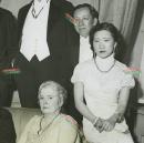 民国1932年5月22日中华民国财政部长宋子文在纽约著名华尔道夫饭店与美中协会代表合影老照片，宋子文身后站立者是英属香港时期的香港第一望族何东爵士Robert Ho Tung Bosman （香港第一任首富、慈善家）。