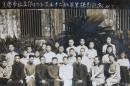 民国老照片：民国—重庆私立依仁小学，1949年毕业。——校简史：清朝光绪三十年，巴县杨鹤龄赞助、江西抚州南城县人聚兴诚杨家——杨焕斗出资创办，初名私立依仁小学堂。1947年期校长李嘉会。1956年更名重庆桂花园小学，后并入重庆市大田湾小学。