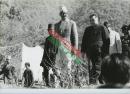 1978年国务院副总理邓小平访问尼泊尔大幅照片~与尼泊尔总理在一起，黑星图片公司，30.4X20.2厘米大幅。此行的主要目的是让邻国放心,中国才会有宽松的国际环境
