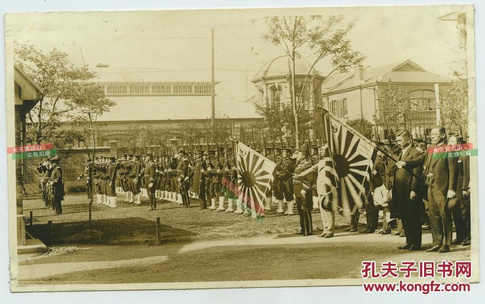 民国1930年代淞沪事变日军占领上海后持海军旗举行重大仪式老照片，13.9X8.3厘米