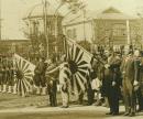 民国1930年代淞沪事变日军占领上海后持海军旗举行重大仪式老照片，13.9X8.3厘米