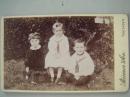 CDV老照片，约1860至1900年,英国坦特顿（Tenterden）镇Skinner Vson 照相馆儿童合影，尺寸10x6cm，好品，CDV091