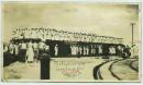 民国时期在菲律宾驻扎的美国海军士兵即将归国，离岸码头前合影老照片，泛银。13.6X8厘米