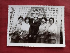 一般合影照126--七八十年代男女同事5名某建筑前合影老照片老相片老像片1张