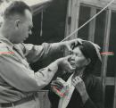 1944年美国驻滇西的中国远征军Y-Force部队美国军医，为中国当地百姓治疗眼病老照片。25.4X20.8厘米