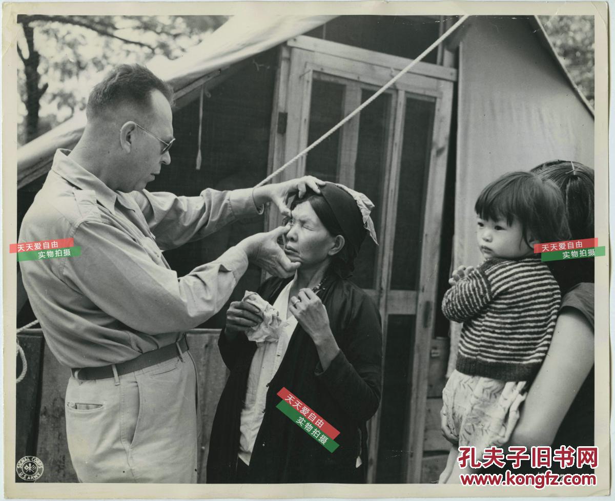 1944年美国驻滇西的中国远征军Y-Force部队美国军医，为中国当地百姓治疗眼病老照片。25.4X20.8厘米