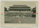 民国北京故宫紫禁城午门广场售票处，城楼的墙壁年久失修十分斑驳，“国立故宫博物院”
