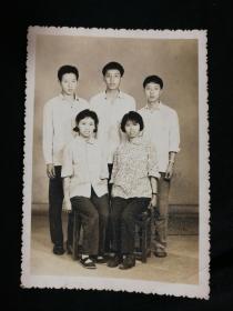 ●怀旧老照片：《兄弟姐妹小团聚》【六十年代尺寸11X8公分】！