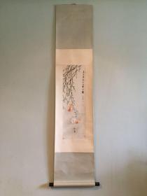 七八十年代朵云轩胶版复制《虚谷春波鱼戏图》，立轴183x38.5cm，画芯75x23cm，虚谷（1823～1896），清代著名画家，海上四大家之一，有“晚清画苑第一家”之誉。俗姓朱，名怀仁，僧名虚白，字虚谷，别号紫阳山民、倦鹤，室名觉非庵、古柏草堂、三十七峰草堂。籍新安（今安徽歙县），居广陵（今江苏扬州）。初任清军参将与太平军作战，意有感触，后出家为僧