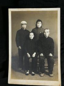 ●怀旧老照片：《带着媳妇回家来》【六十年代尺寸11.5X8公分】！