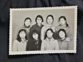 ●怀旧老照片：《姐姐妹妹开心照》【八十年代尺寸12X8公分】！