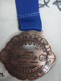 2018抚仙湖国际半程马拉松完赛奖牌。