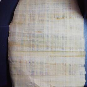 埃及原产特色天然纸——莎草纸画（世界上最古老的纸画）在埃及制作莎草纸画的每一个步骤都不会变过，并且只有以尼罗河两岸采摘的纸莎草为原料严格按照与古埃及完全相同的程序，手工制作成莎草纸，在传统的画师用纸莎草笔精心绘制才能得以生存成。