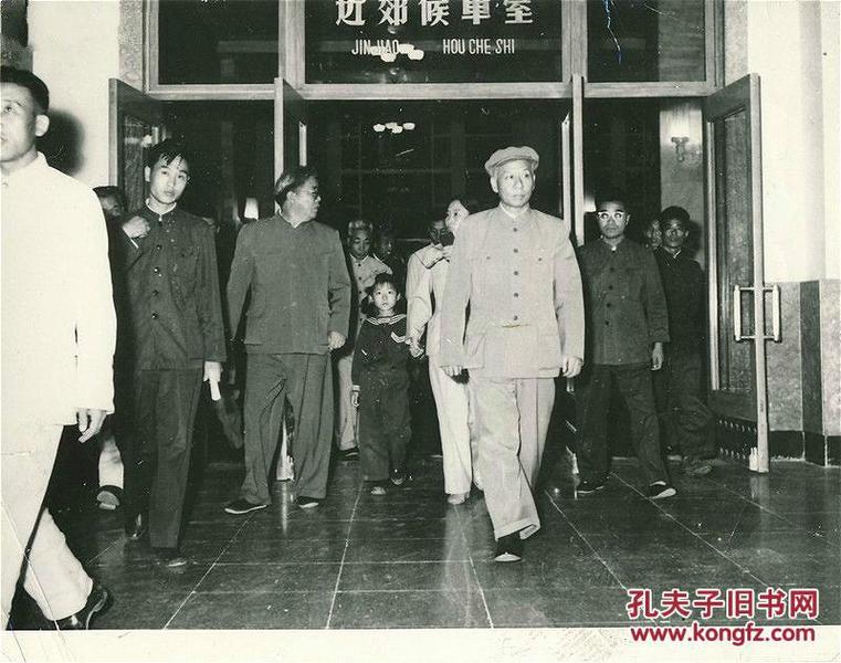 毛泽东毛主席接班人，刘少奇副主席大幅原版照