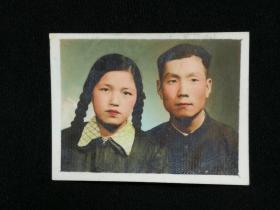 ●怀旧老照片：《相濡以沫夫妻相》【1956年5月尺寸5X3.5公分】！
