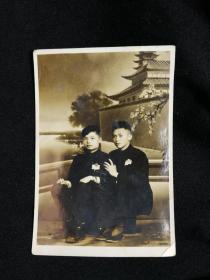 ●怀旧老照片：《小小公务员哥俩好》【五十年代尺寸7.5X5公分】！