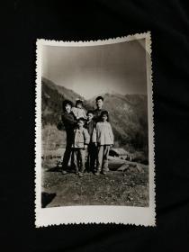 ●怀旧老照片：《岁月艰苦一家人》【**时期尺寸11.5X7.5公分】！