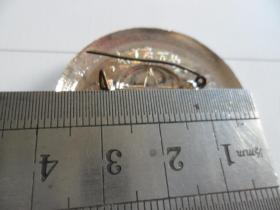 毛主席像章背面：毛主席万岁.大海航行靠舵手