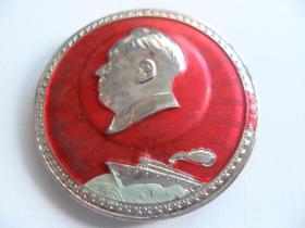 毛主席像章背面：毛主席万岁.大海航行靠舵手