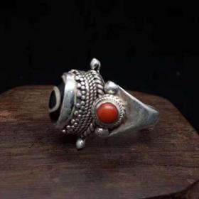 乡下收到老银镶嵌天珠戒指，造型独特美观，戒面尺寸长宽10/15mm，重18克