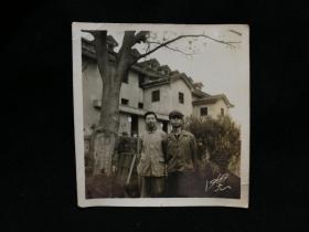 ●怀旧老照片：《父子合影红岩村》【1969年1月尺寸6X6公分】！